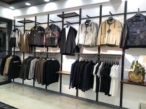 组合男装店衣服正挂展示架上墙