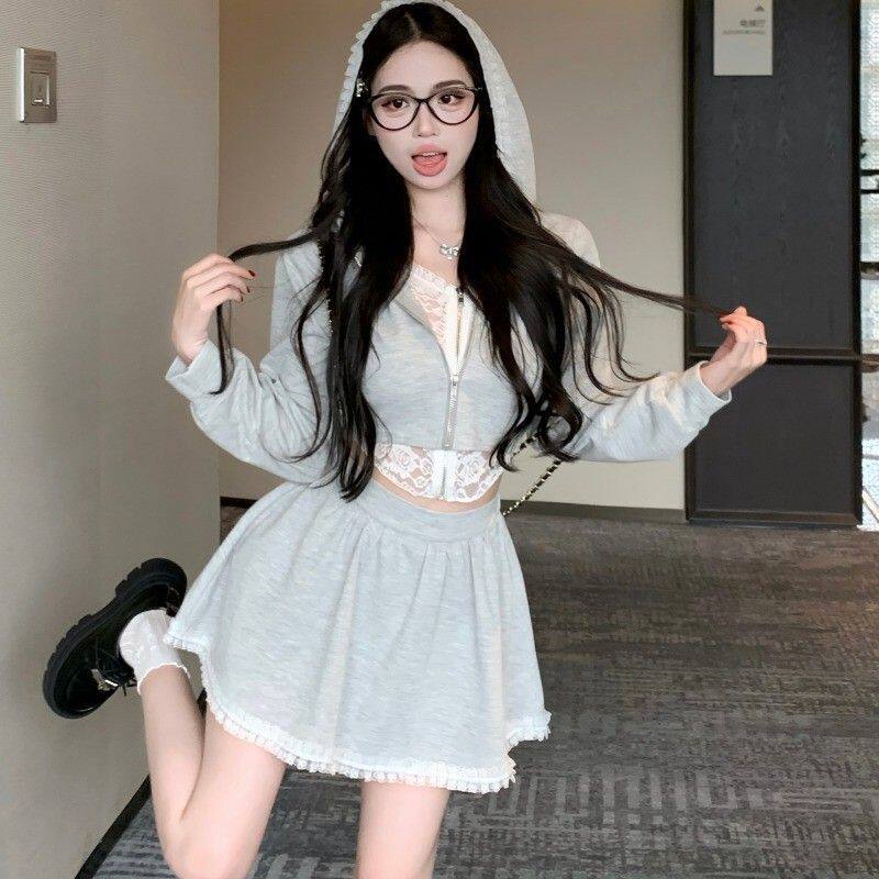 假两件蕾丝连帽卫衣外套女2026新款早秋高腰防走光半身短裙两件套