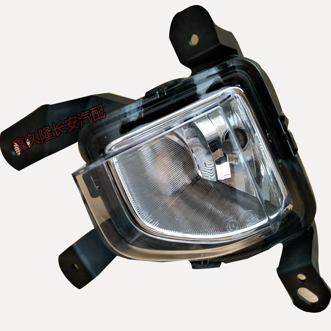 犇车傅适配长安CS35PLUS前雾灯