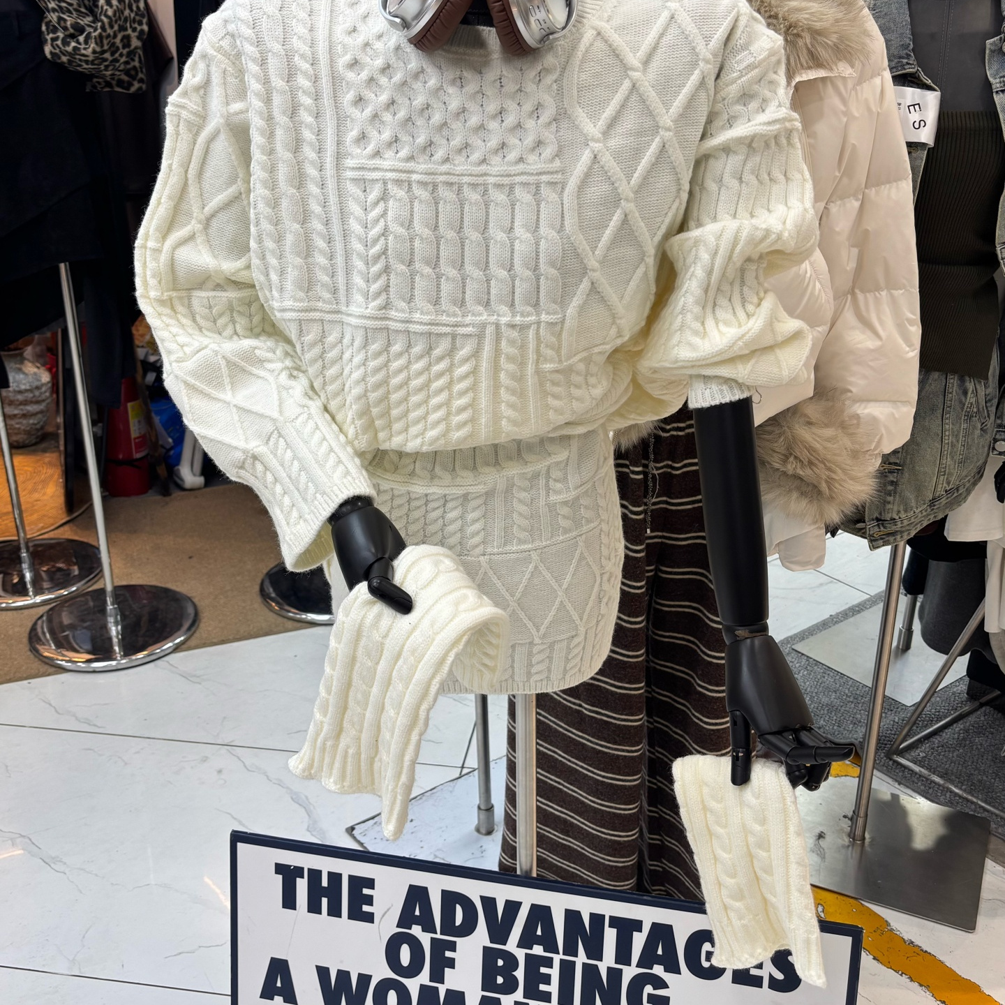 圆领菱形格针织毛衣+短裙+袜套女