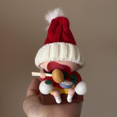 蜡笔小新冬季吃土豆可爱摆件