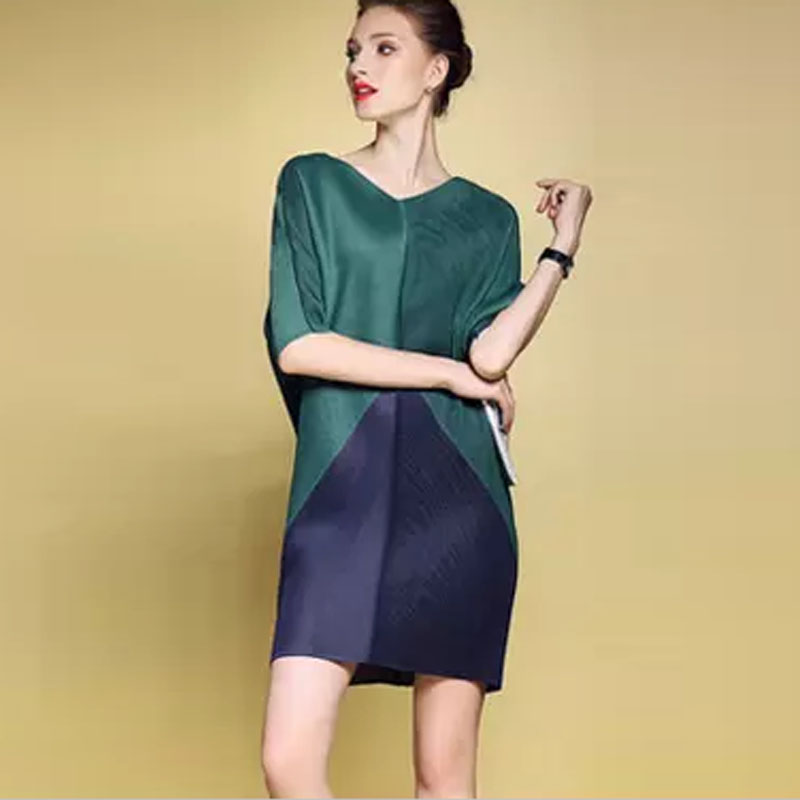 褶皱撞色连衣裙2025春夏新款蝙蝠袖大码宽松优雅包臀百褶弹力中裙