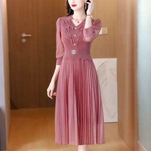 高级感褶皱v领连衣裙2026春大码 收腰显瘦弹力腰扣魔术百褶裙