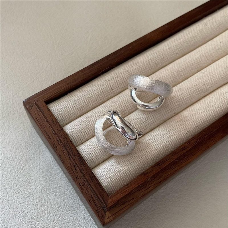 925纯银韩版时尚拉丝款圆弧韩国博主耳环简约风时髦潮流耳饰8.4克,饰品/流行首饰/时尚饰品新,银饰耳饰,淘宝优惠券,粉丝福利购,淘宝优惠卷