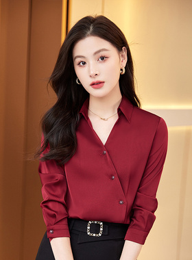红色衬衫女春秋设计感不规则V领上衣气质时尚高级感醋酸缎面衬衣