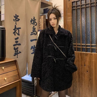 仿羊羔毛外套女冬季2025年新款牛角扣中长款黑色夹棉加厚毛绒大衣