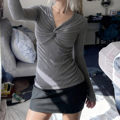 秋季简约风V领扭结褶皱设计显瘦