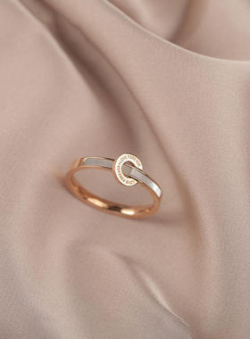 日韩版字母圆牌天然白贝壳母贝戒指18K玫瑰金冷淡风食指环戒指女