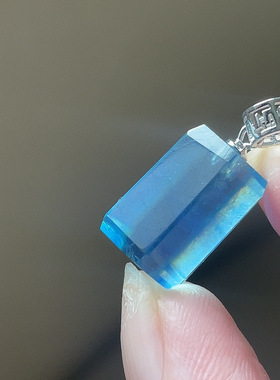 天然海蓝宝吊坠S925银镶嵌六角柱