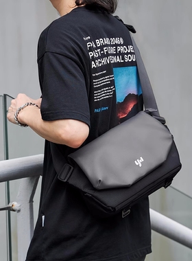 法国MlCANl KONS斜挎包男邮差包骑行运动背包随身便携潮流单肩包