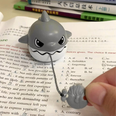 拉线咬鱼鲨鱼书包挂件创意玩具