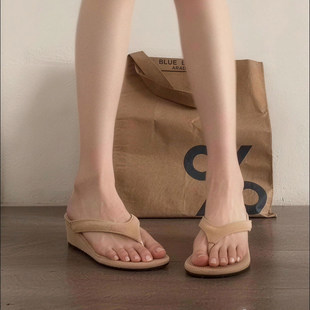 法式人字拖女厚底外穿坡跟拖鞋夏天防滑防臭新款设计感百搭凉拖