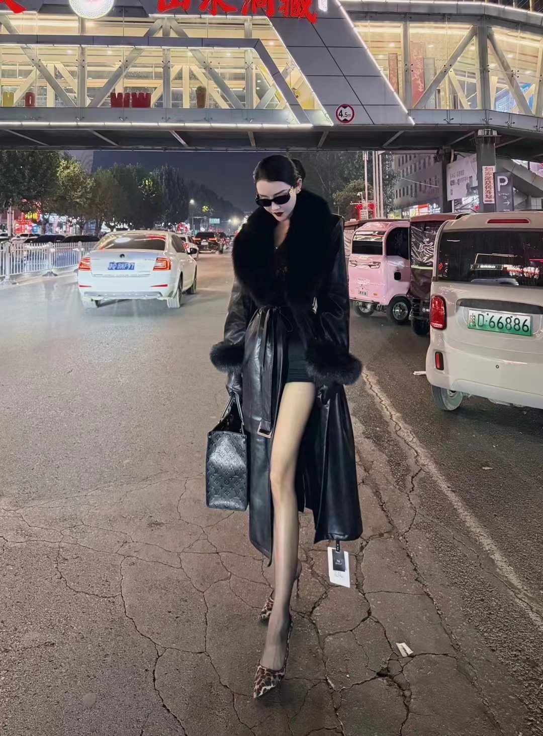 2025新款皮毛一体外套女中长款过膝加厚保暖大衣年轻时尚百搭风衣