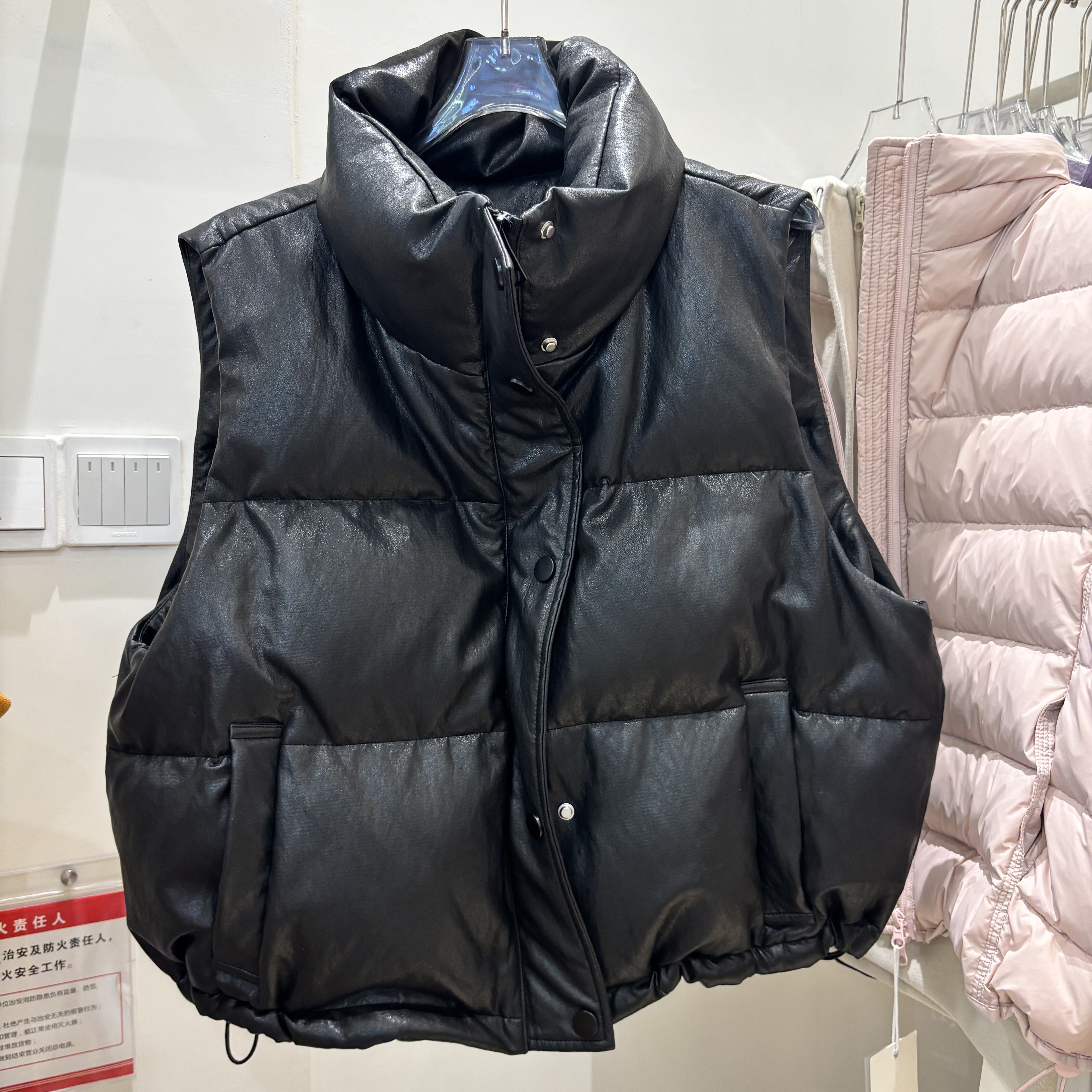 韩版2025冬新款短款羽绒马甲PU皮衣背心坎肩女白鸭绒加厚保暖外套