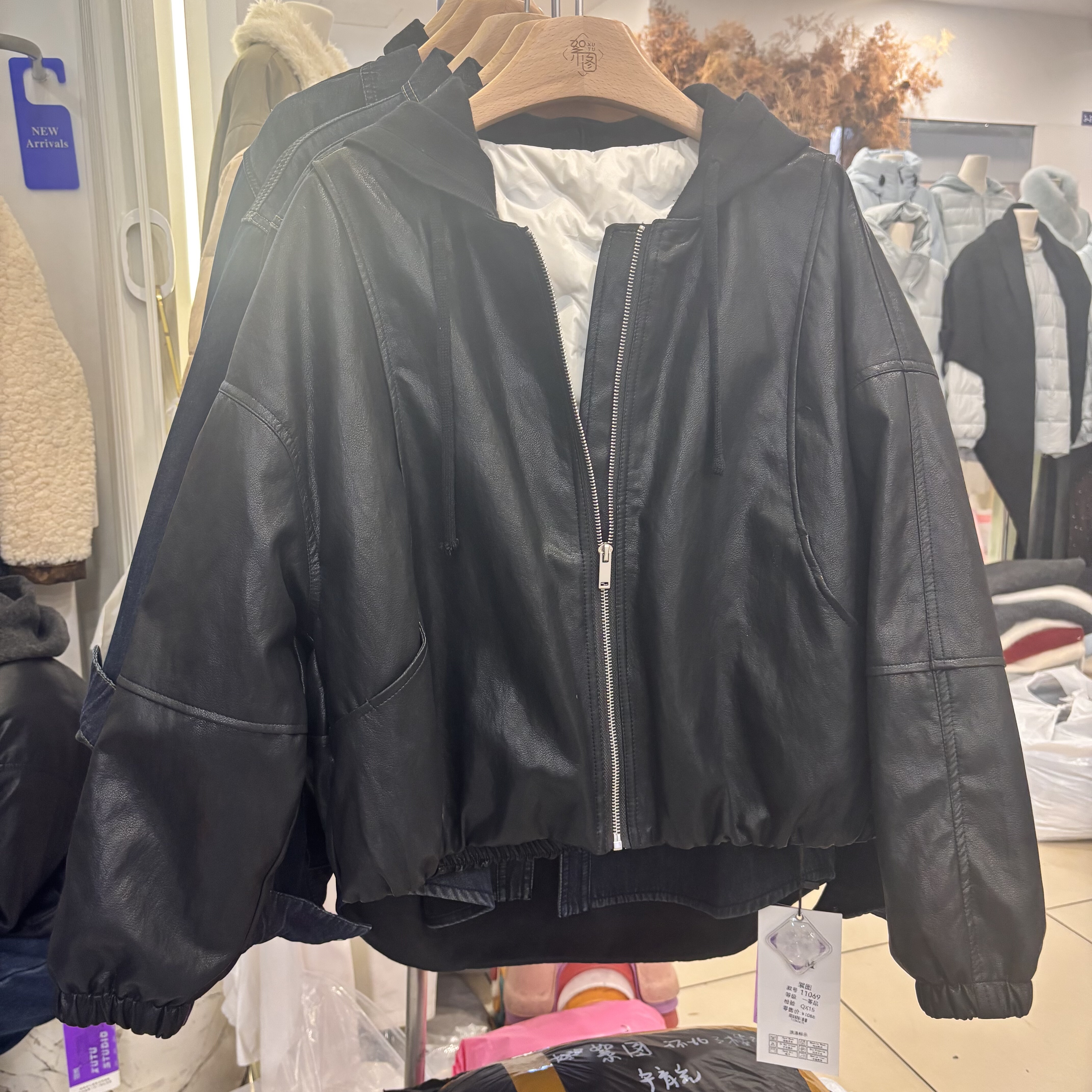 韩版针织帽拼接PU皮衣羽绒服女2025冬季新款小个子90白鸭绒皮夹克