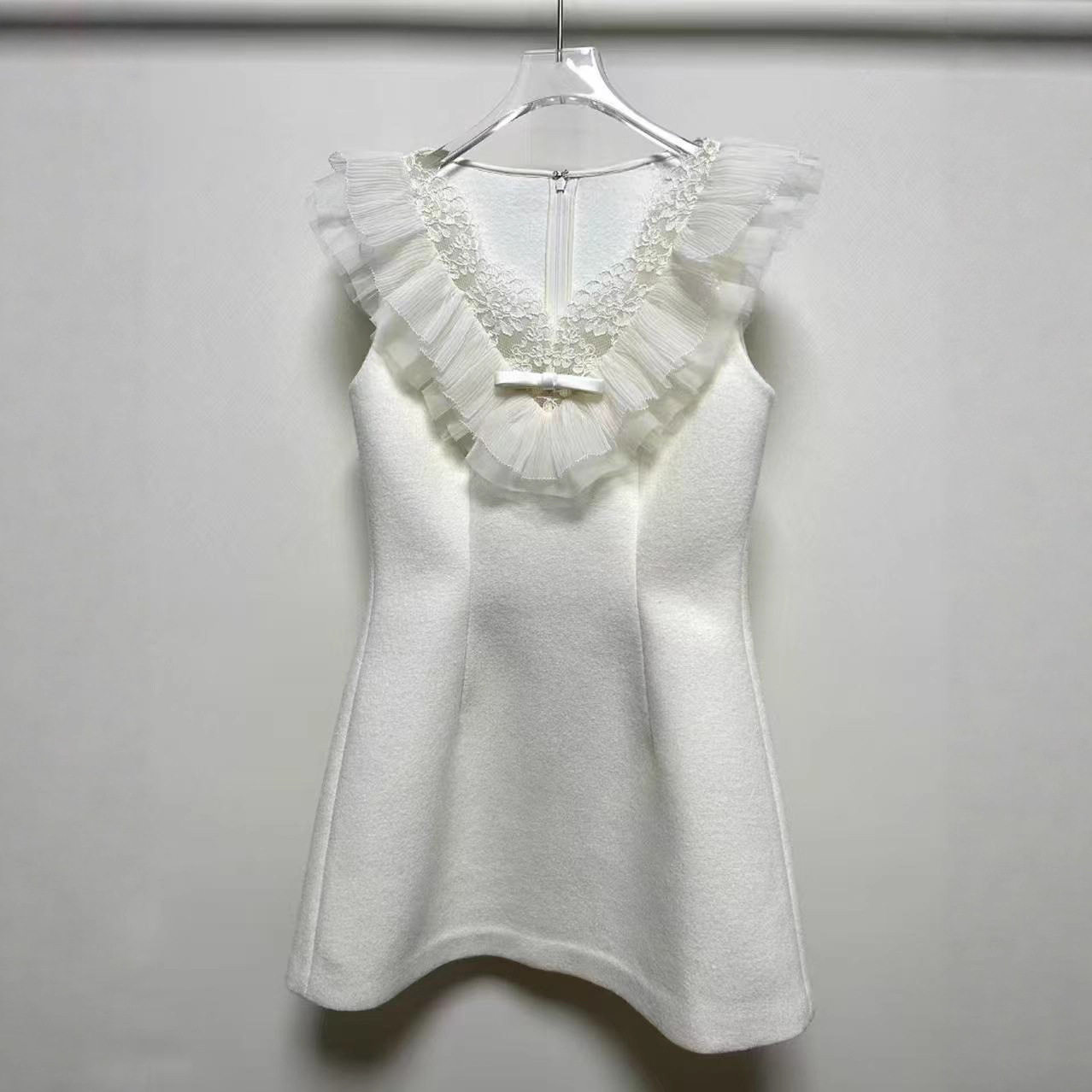 轻奢miu系千金风毛呢连衣裙女秋2025款荷叶边V领无袖背心裙