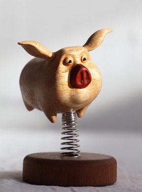 会动摇摆的小飞猪车载动态摆件飞天猪汽车中控台装饰桌面礼物实木