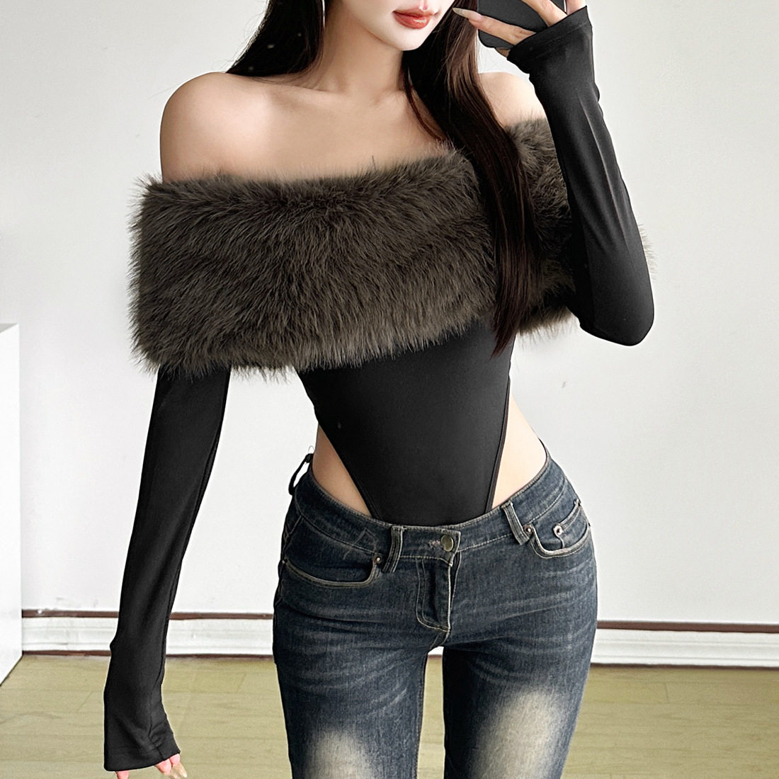 2025秋冬季新品女装气质高级感毛绒拼接设计露背一字肩紧身连体衣