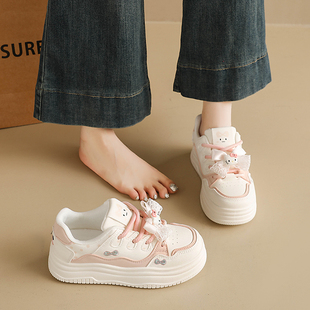卡通装饰可爱初中学生小白鞋女2026新款春秋皮面运动板鞋子蝴蝶结