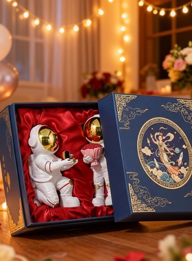 国潮宇航员树脂桌面摆件礼盒装