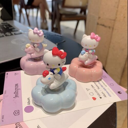 景德镇陶瓷HelloKitty可爱凯蒂猫旋转童心小马车载桌面卡通摆件