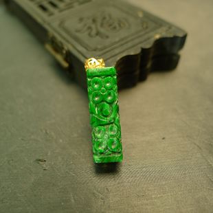 18K金镶嵌满色辣绿缅甸天然A货翡翠雕花桶珠管珠锁骨吊坠 J479