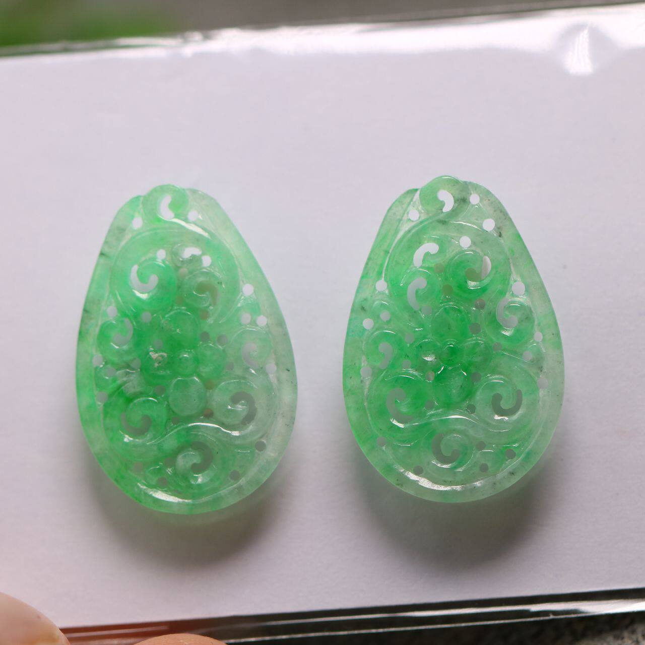 一对冰种阳绿天然A货翡翠双面缕空龙纹雕花水滴形耳坠花片