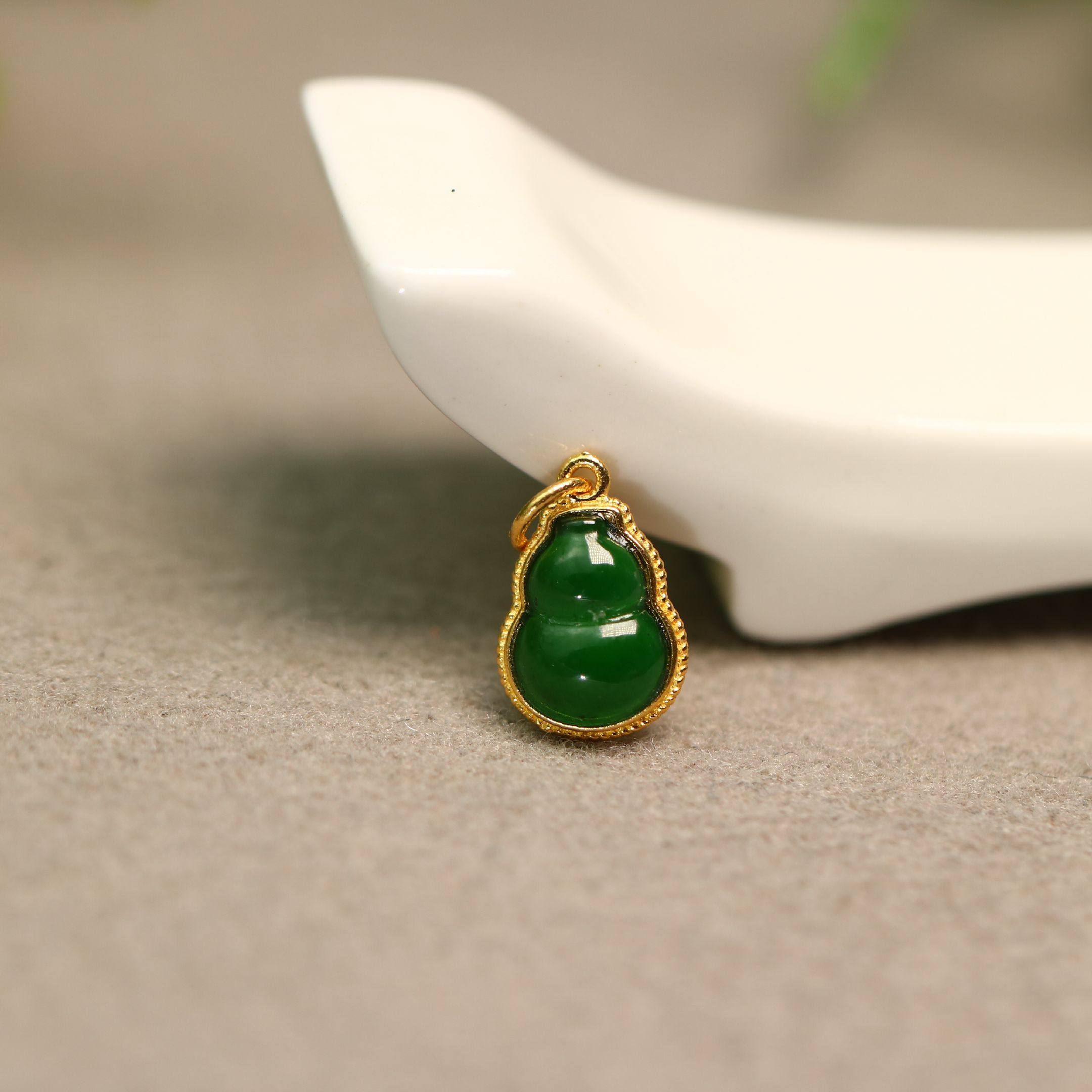 冰种辣绿天然A货翡翠葫芦小吊坠
