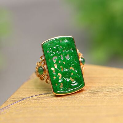 辣绿天然A货翡翠方形形雕花戒指