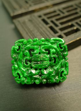 #C720满色辣绿天然A货翡翠镂空双龙捧寿背云 通天孔