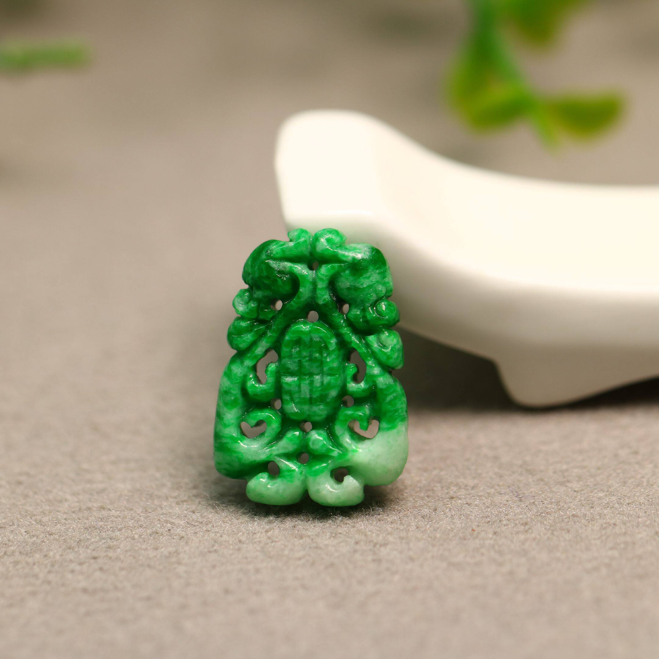 天然A货翡翠镂空双龙捧寿背云