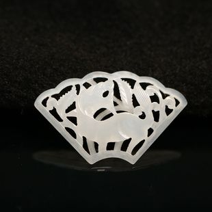 B605镂空天然和田白玉扇形回头鹿雕花花片