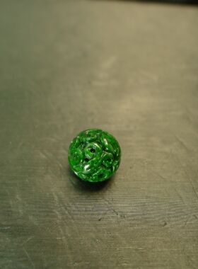 #L034辣绿天然A货翡翠团寿龙纹雕花圆珠子