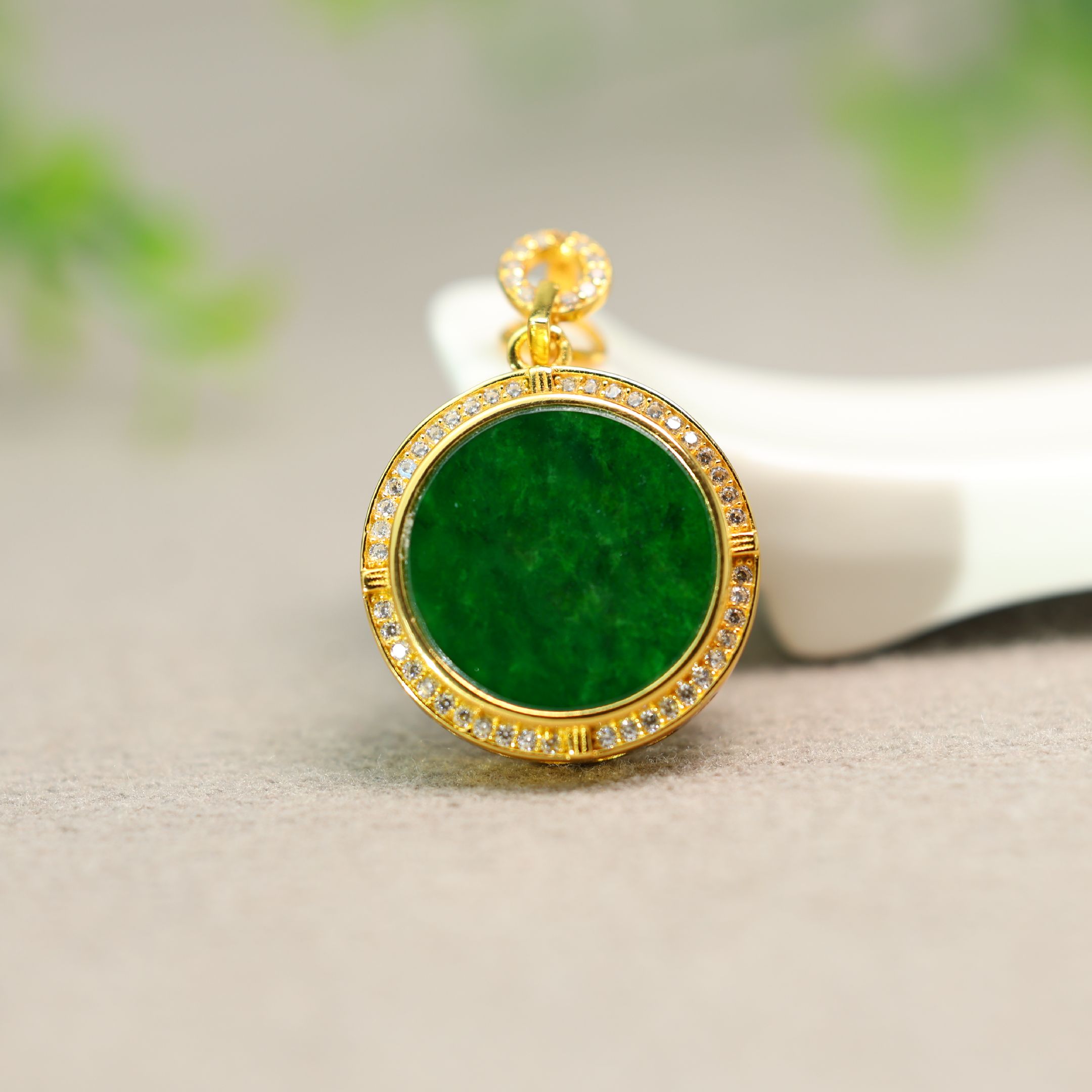 翡翠圆形无事圆牌锁骨吊坠