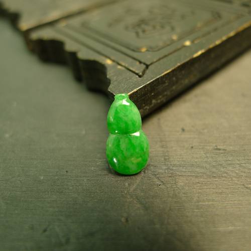 辣绿缅甸天然A货翡翠葫芦戒面