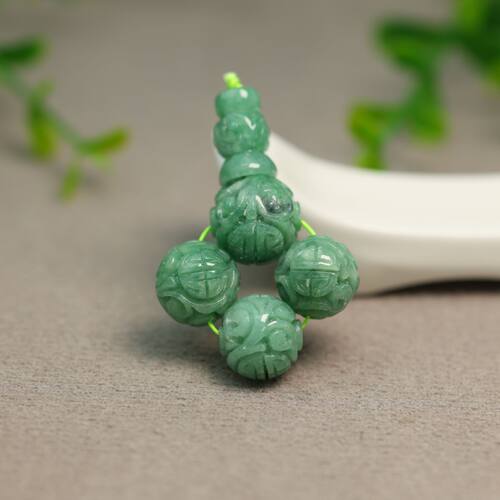 天然A货翡翠团寿纹珠子三通佛头