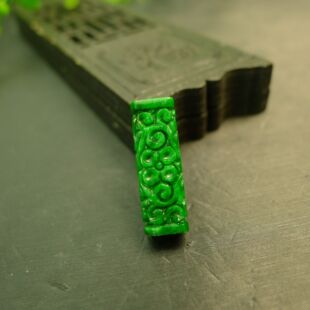 #J155满色辣绿缅甸天然A货翡翠长方柱条形路路通桶珠管珠