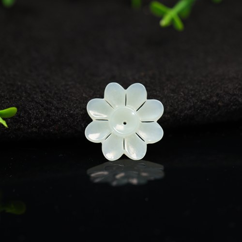 和田白玉镂空雕花八瓣花花朵