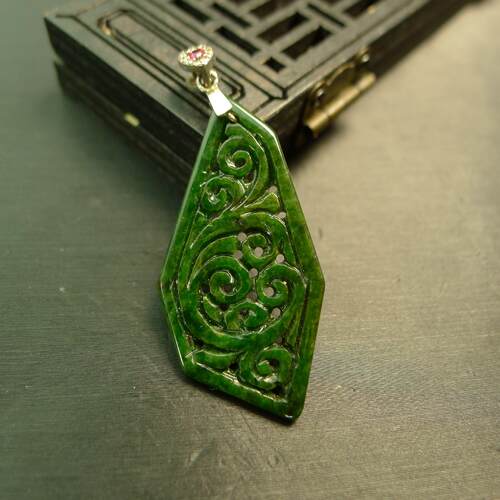 天然A货翡翠镂空龙纹雕花吊