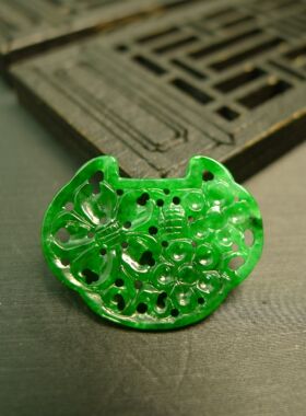 #A421 老坑满色辣绿天然A货翡翠镂空雕花小锁吊坠花片