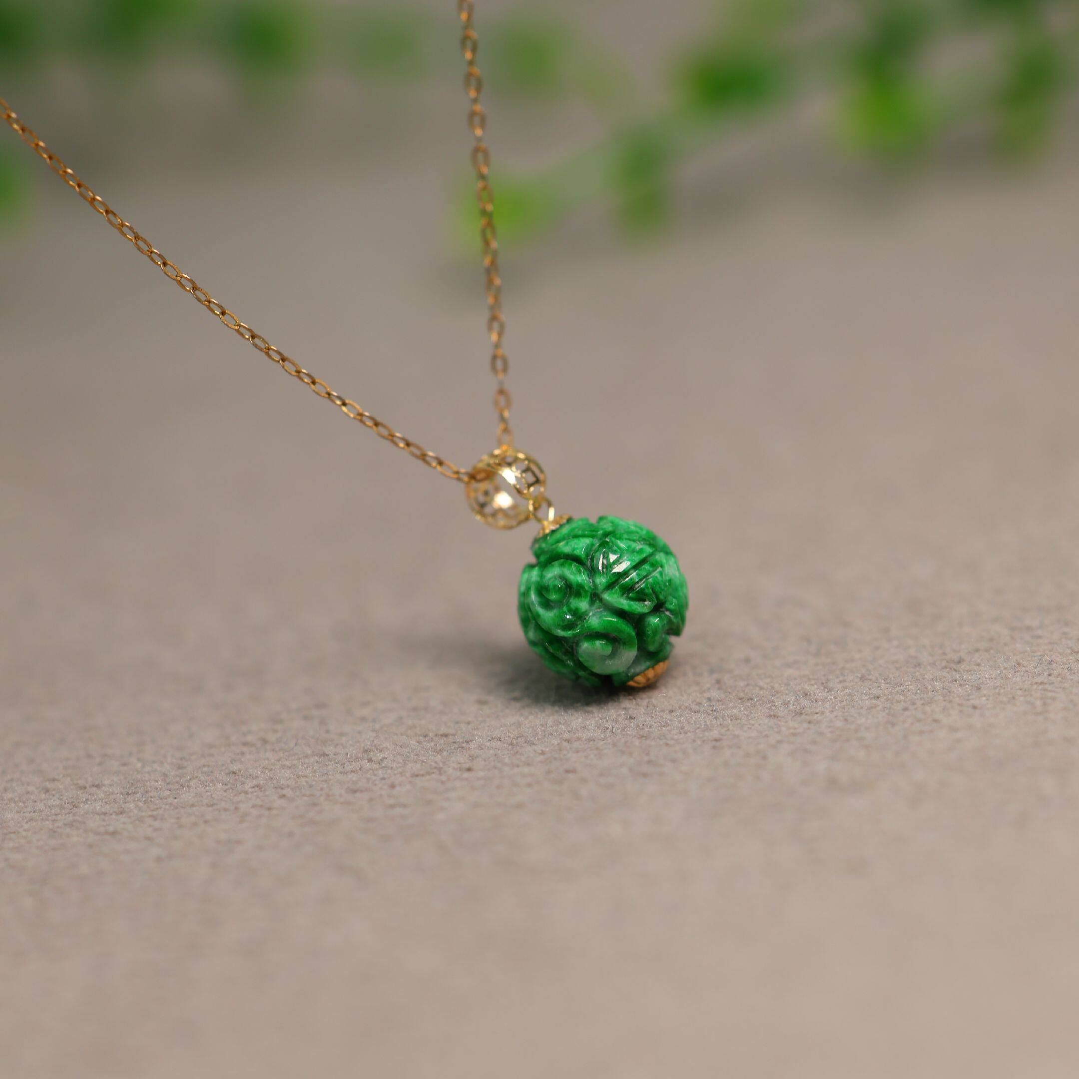 #N034 18K金辣绿缅甸天然A货翡翠雕花珠子锁骨吊坠圆珠挂坠