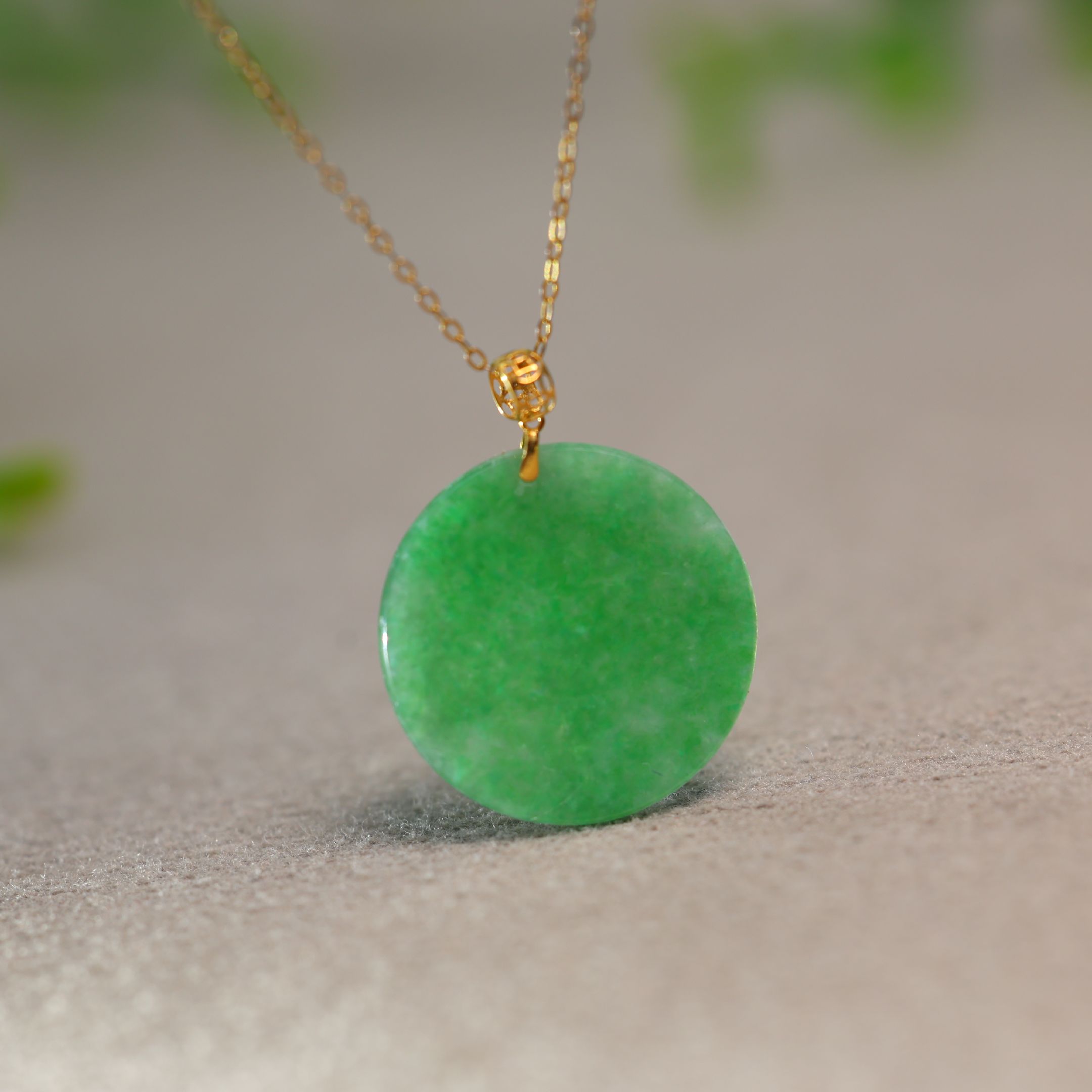 #J843 18K金镶嵌满色阳绿缅甸天然A货翡翠平安无事圆牌吊坠挂坠