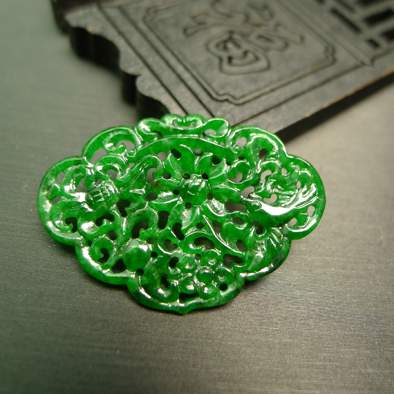 翡翠镂空如意锁形吊坠胸针花片