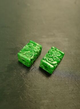 #G373一对满绿天然A货翡翠雕花桶珠 小方块珠子