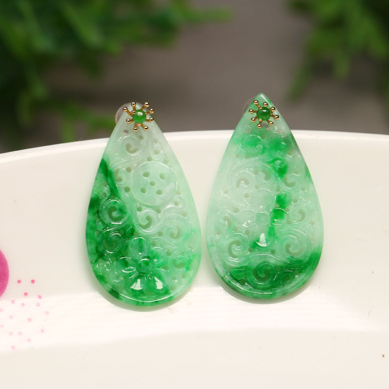天然A货翡翠镂空雕花水滴形耳钉