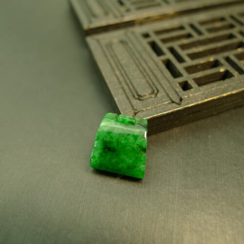 老坑冰绿缅甸天然A货翡翠锁吊坠