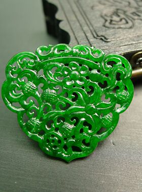 #1049老坑冰种满色辣绿天然A货翡翠缕空雕花如意锁形吊坠胸针花片