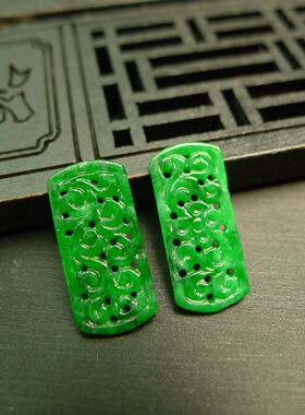 #7824一对满色辣绿天然A货翡翠马鞍形镂空雕花戒面