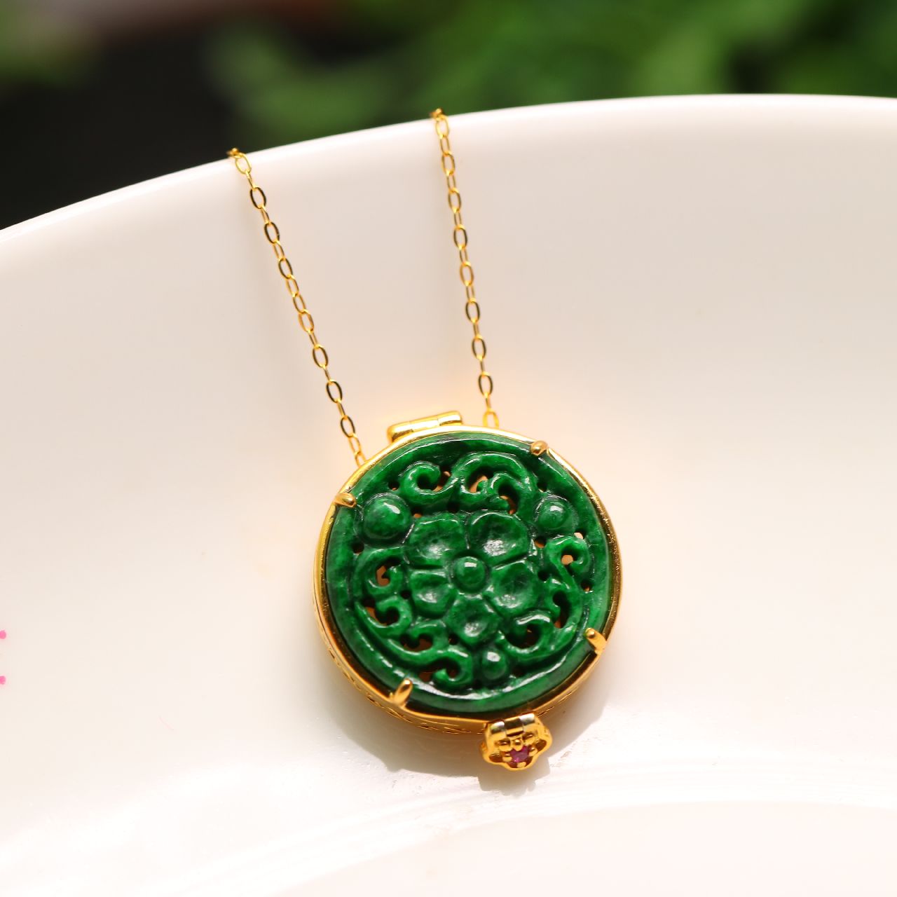 天然A货翡翠古风雕花香囊盒吊坠