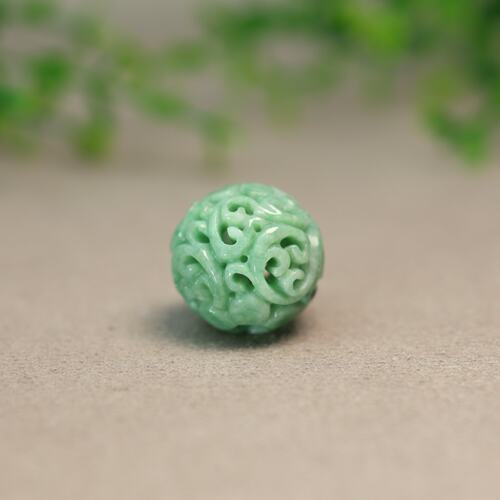缅甸天然A货翡翠镂空雕花大珠子